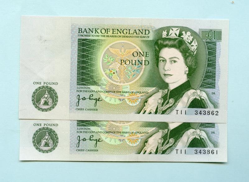 Pair of Consecutive Bank of England  £1 One Pound Notes  February 1978 Prefix T11