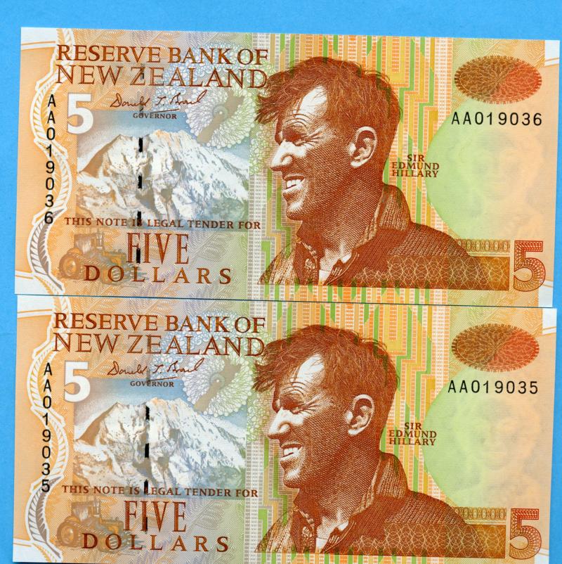 Pair Of New Zealand $5 Five Dollars Banknotes 1999 First Prefix AA