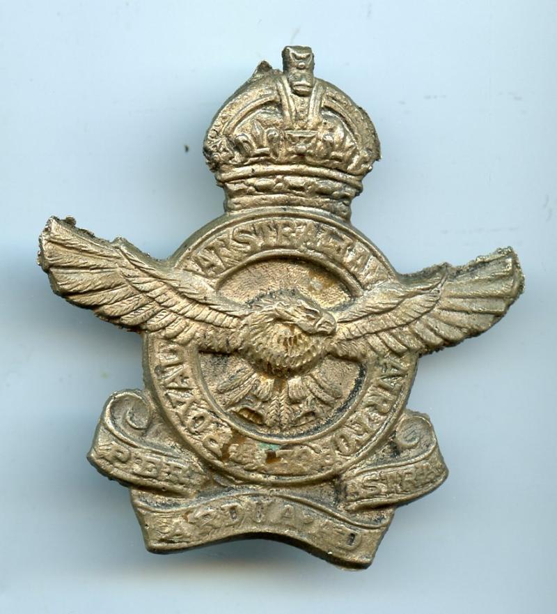 Royal Australian Air Force Kings Crown WW2 Cast Badge