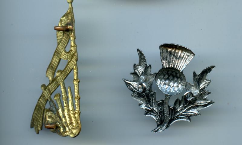 Set of RAF Pipers Plaid Brooch and Badges